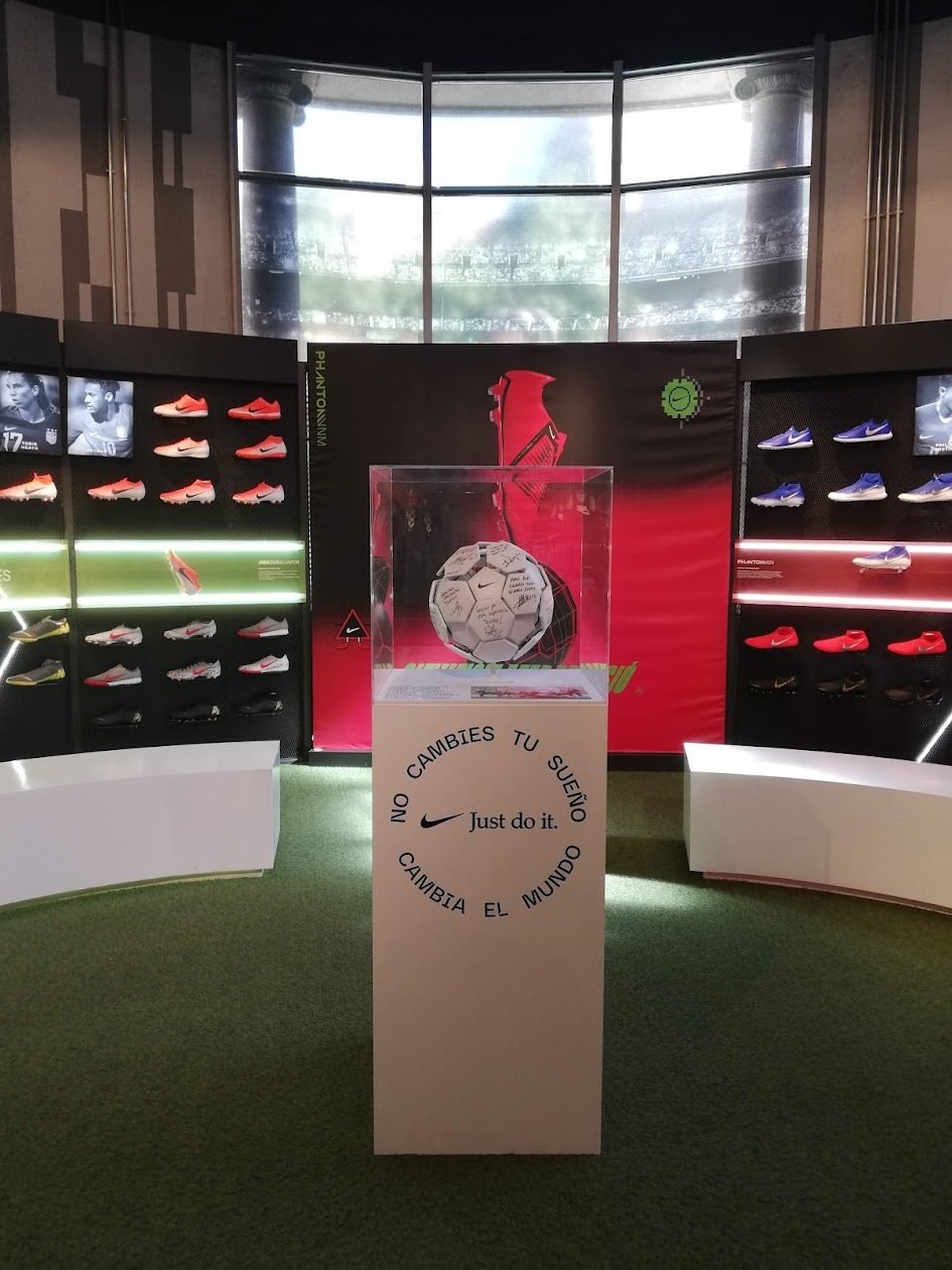 Instalación Nike Just Do It — Fútbol femenino para Nike, Barcelona