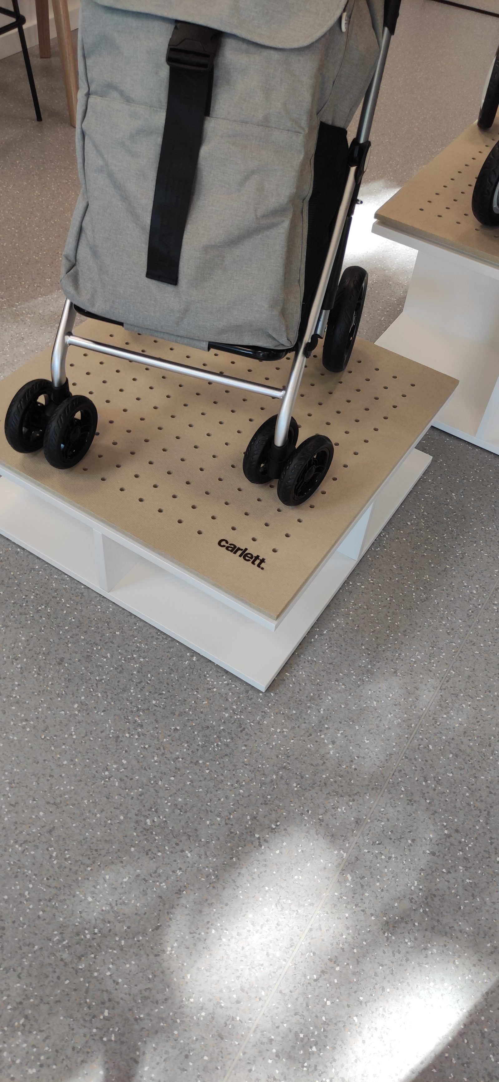 Interiorismo y mobiliario a medida Sistema expositivo Carlett para Carlett, Barcelona